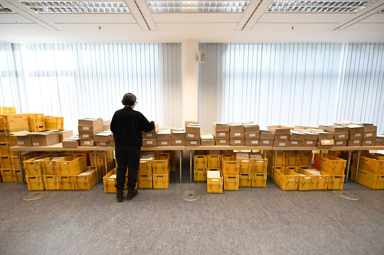 Die Zahl der Briefwähler steigt unentwegt. (Archivbild) — © Felix Hörhager/dpa