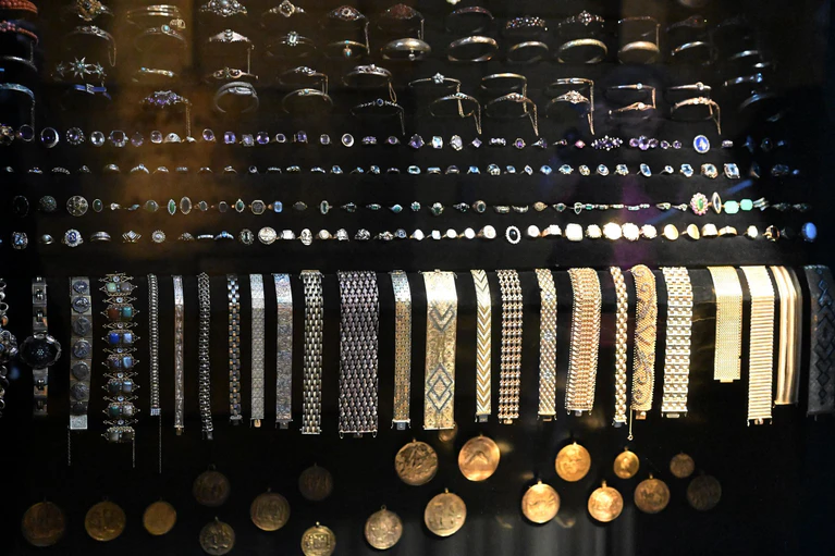 Über die Jahrhunderte brachten Fürsten, Könige und andere Pilger der Madonna Schmuck in Hülle und Fülle.       — © Felix Hörhager/dpa