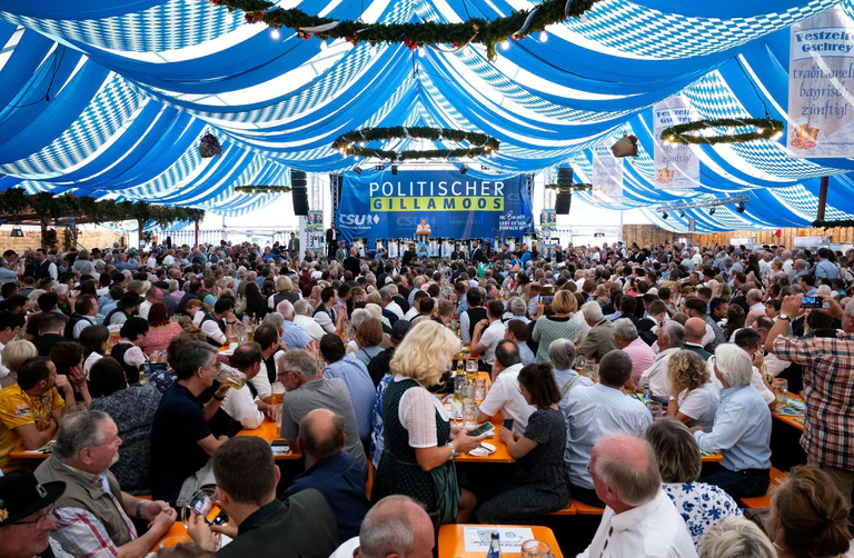 Am Montag steht beim Gillamoos der Politische Frühschoppen auf der Agenda. (Symbolbild) — © Sven Hoppe/dpa