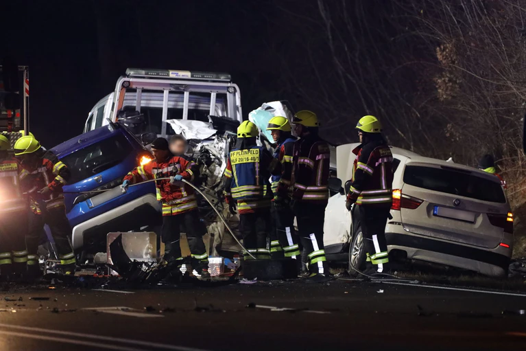 Auf der Bundesstraße 2 in Mittelfranken gab es einen schweren Verkehrsunfall. — © Felix Besold/NEWS5/dpa