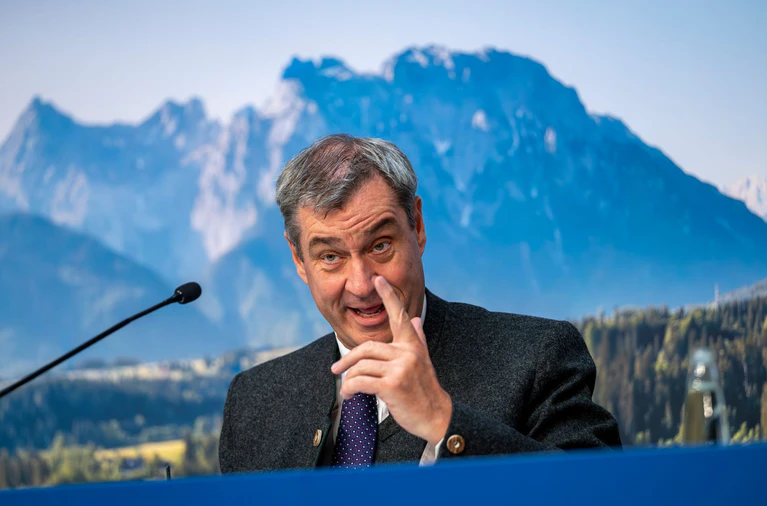 Markus Söder will einen Plan für herausfordernde Zeiten präsentieren. (Archivbild) — © Peter Kneffel/dpa
