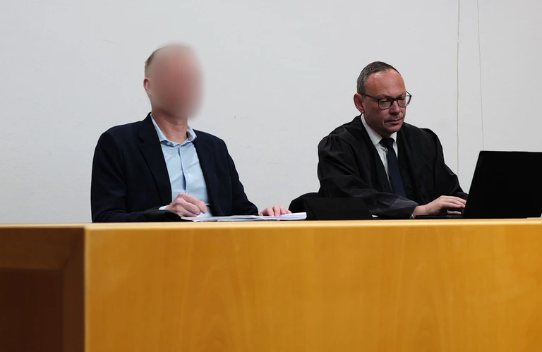 In einem Prozess um die Veruntreuung von mehr als 300.000 Euro hat ein früherer Eishockey-Funktionär ein Geständnis abgelegt. — © Ulf Vogler/dpa