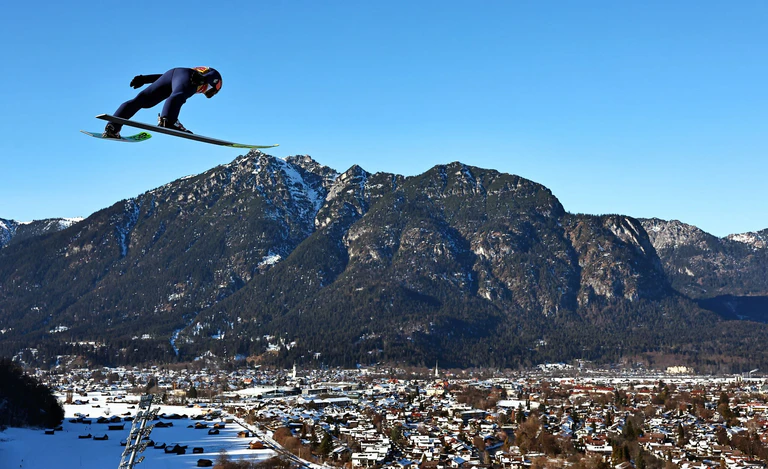 Pius Paschke vor der Kulisse in Garmisch. — © Daniel Karmann/dpa