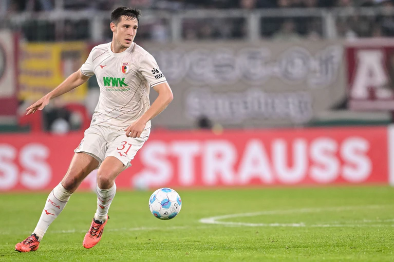  Keven Schlotterbeck muss gegen den VfB Stuttgart passen. — © Harry Langer/dpa