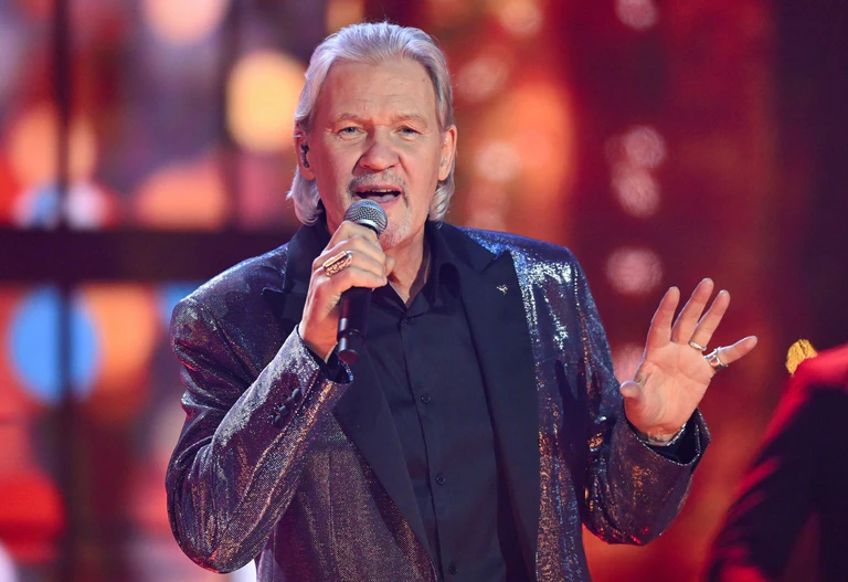 Wird der Dreifach-ESC-Gewinner Johnny Logan ein Weihnachts-Hit-Sänger? — © Hendrik Schmidt/dpa