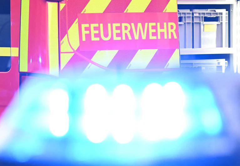 Zahlreiche Kräfte sind im Einsatz, um das Feuer zu löschen. (Symbolbild) — © Bernd Weißbrod/dpa