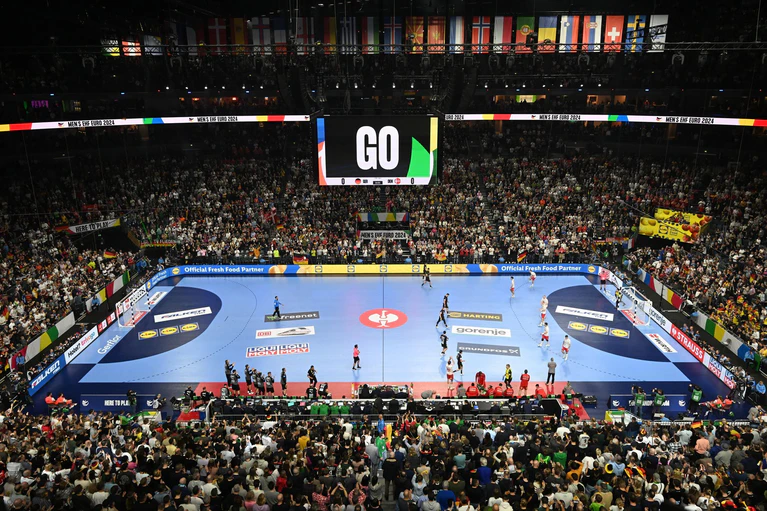 Die deutschen Handballer dürfen sich bei der Heim-WM 2027 wieder auf volle Hallen freuen. (Archivbild) — © Federico Gambarini/dpa