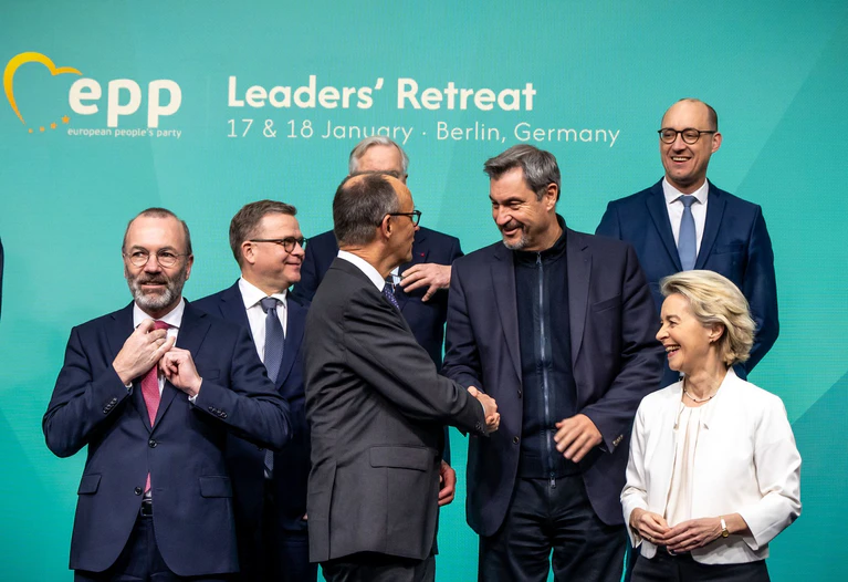 Die Parteienfamilie der EVP um ihren Vorsitzenden Manfred Weber (links) ist in Brüssel die Heimat von CDU und CSU. (Archivbild) — © Michael Kappeler/dpa