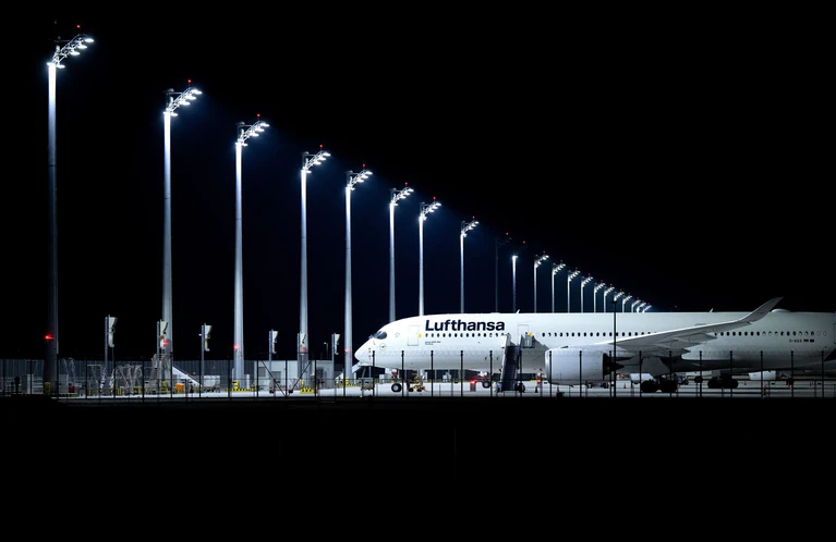 Am Münchner Flughafen mussten Passagiere über Nacht in mehreren Lufthansa-Maschinen ausharren. (Symbolbild) — © Sven Hoppe/dpa
