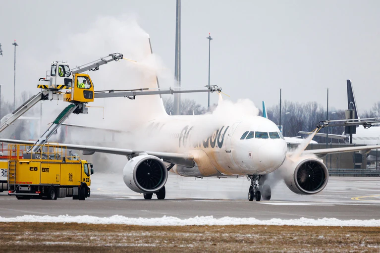 Das Enteisen eines Flugzeuges kann je nach Wetter bis zu 45 Minuten dauern. (Archivbild) — © Matthias Balk/dpa