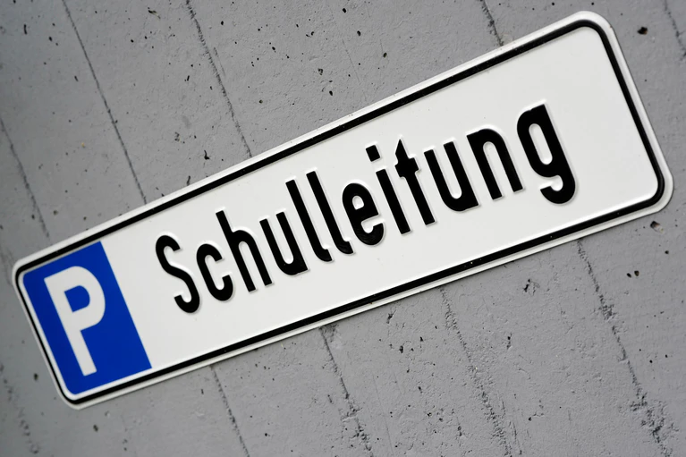 In Bayern sind derzeit fast 50 Schulen ohne Schulleitung. (Symbolbild)  — © Marius Becker/dpa