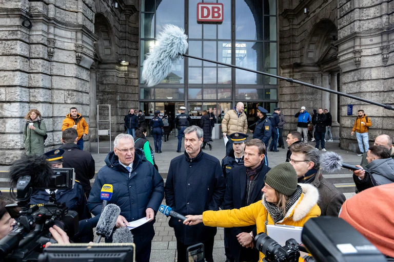 Der Nürnberger Hauptbahnhof gilt als Kriminalitätsschwerpunkt. Ministerpräsident Markus Söder (CSU) kündigte eine verstärkte Polizeipräsenz an. — © Daniel Karmann/dpa