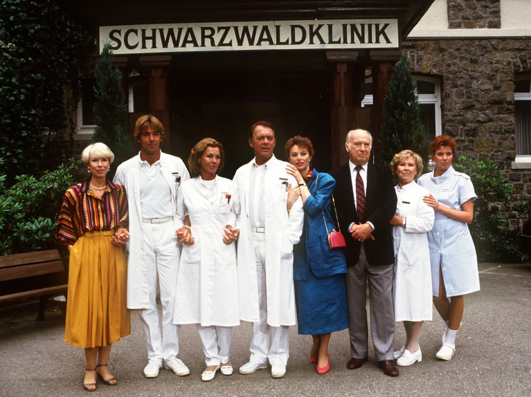 Ilona Grübel (5.v.l.) spielte auch in der «Schwarzwaldklinik» mit. (Archivbild) — © picture alliance / dpa