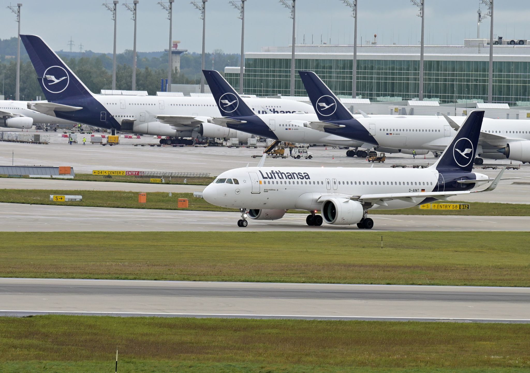 Lufthansa fertigt ab sofort einen Teil ihrer Flugzeuge in München selbst ab. , Malin Wunderlich/dpa